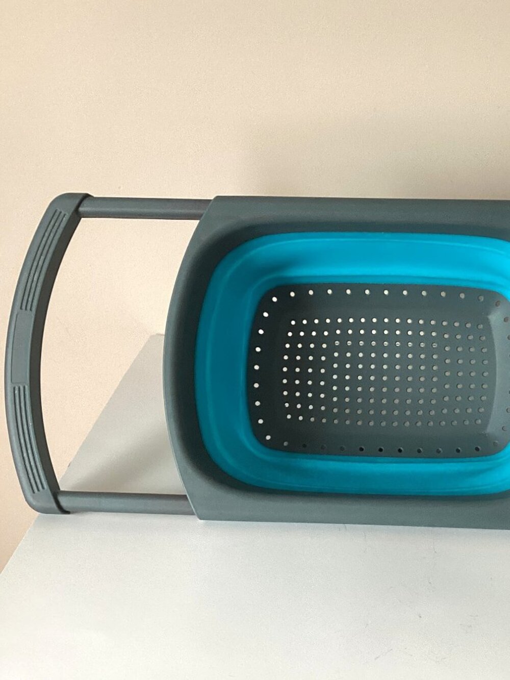 Expandable Collapsible Silicone Kitchen Colander Strainer Rests Over The Sink - Picture 2 of 9